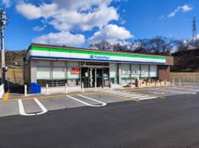 ファミリーマート さぬき志度店(コンビニ)まで583m ヴィラナリー志度　Ⅲ棟