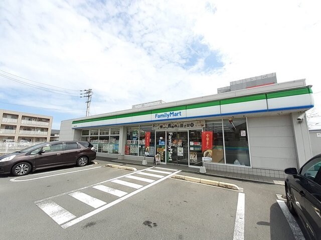 ファミリーマート様まで1100m ニューマリッチ西岡