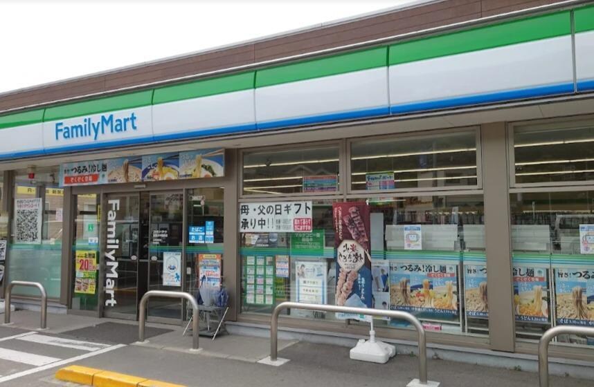 ファミリーマート新居浜中村店(コンビニ)まで400m ベリィー・ブラッサム