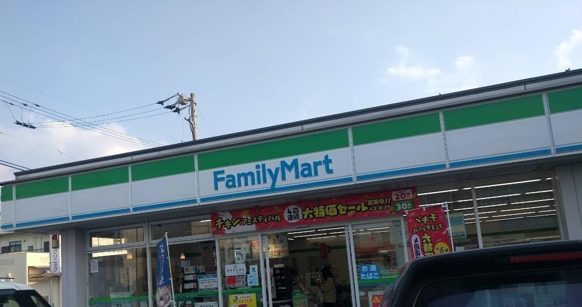 ファミリーマート新居浜徳常町店(コンビニ)まで600m 第7水野マンション