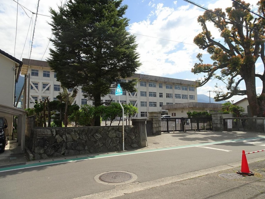 中萩小学校(小学校)まで1380m サンハイツ白萩
