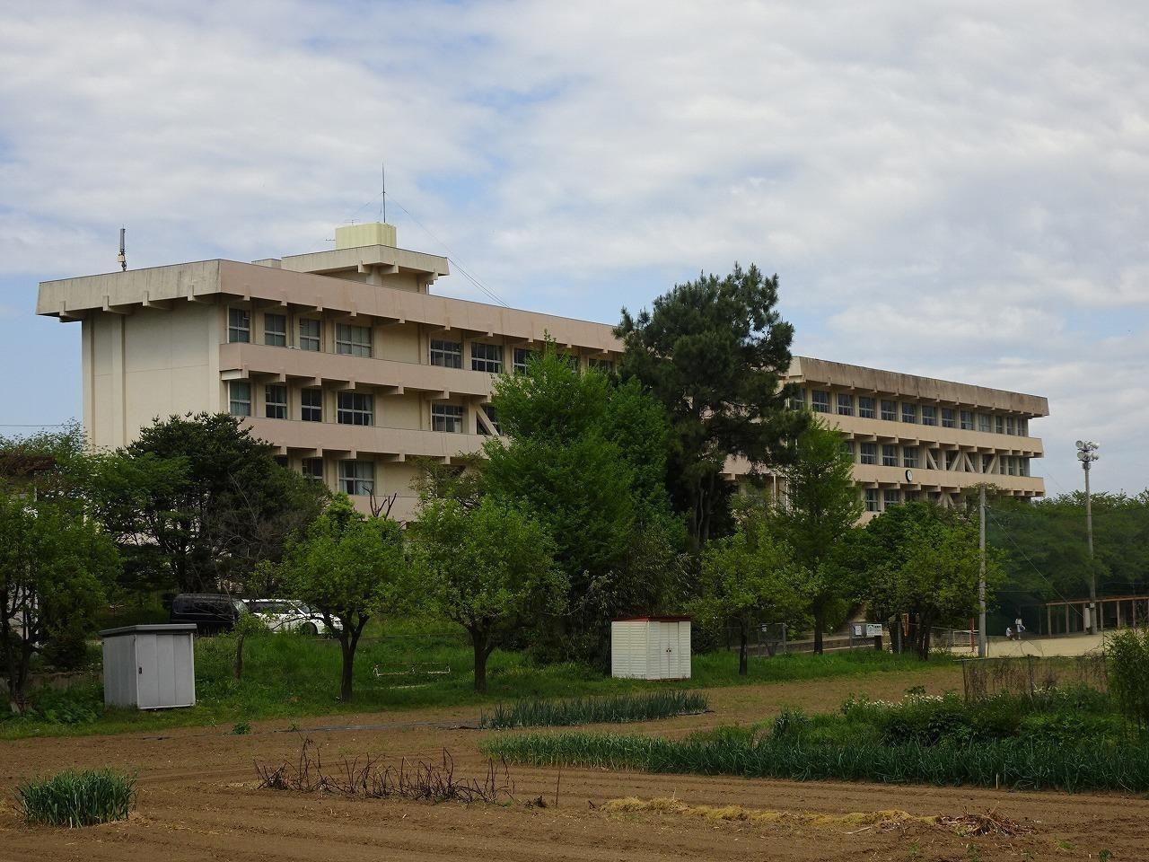 中萩中学校(中学校/中等教育学校)まで1410m サンハイツ白萩