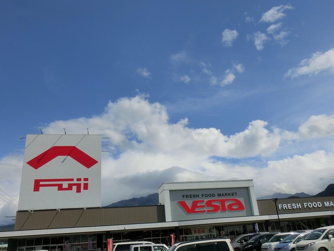 フジ新居浜駅前店(スーパー)まで650m スカール新居浜