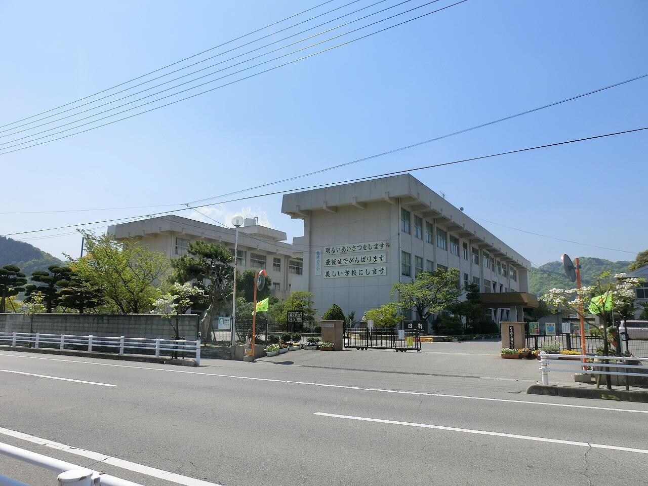 新居浜市立惣開小学校(小学校)まで300m 栄光マンション