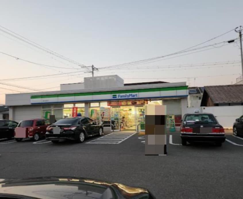 ファミリーマート泉池店(コンビニ)まで55m メゾントレビXII