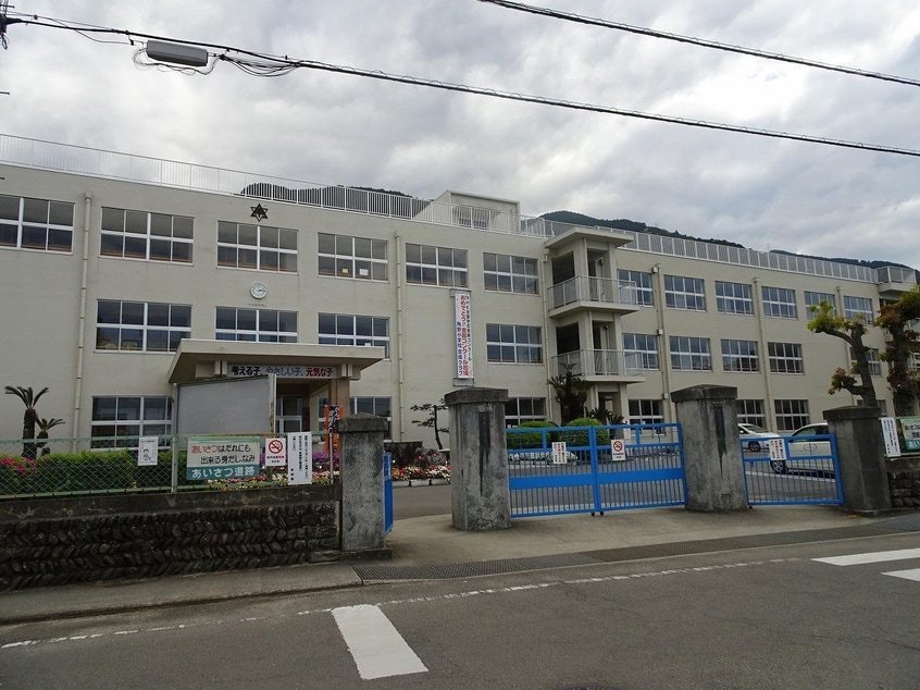 角野小学校(小学校)まで1800m 吉岡アパート