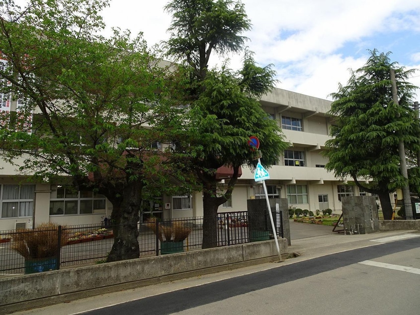 角野中学校(中学校/中等教育学校)まで1000m 吉岡アパート