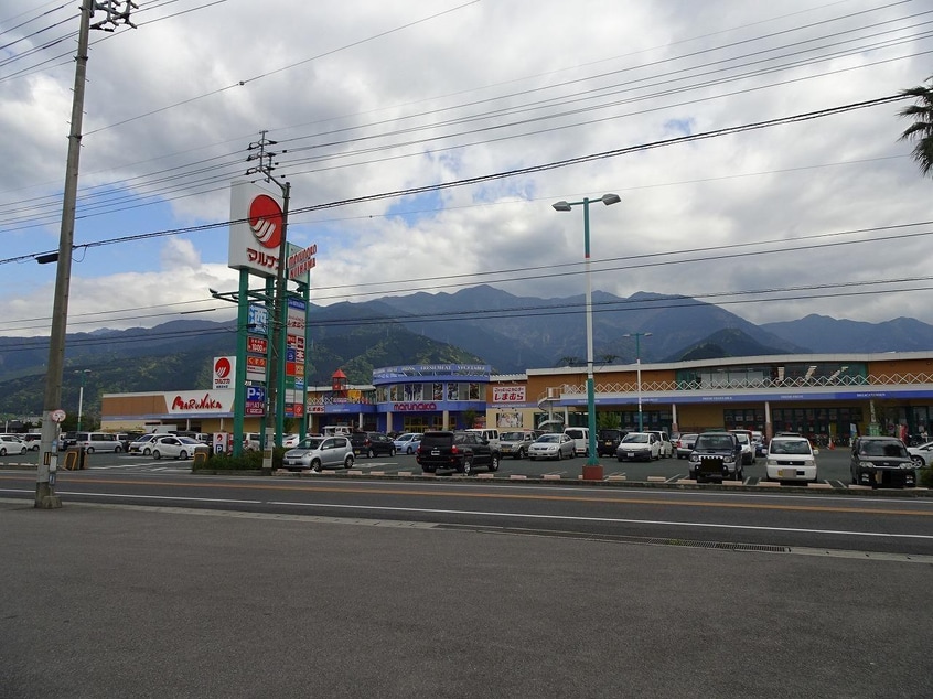 マルナカ新居浜店(スーパー)まで450m 吉岡アパート