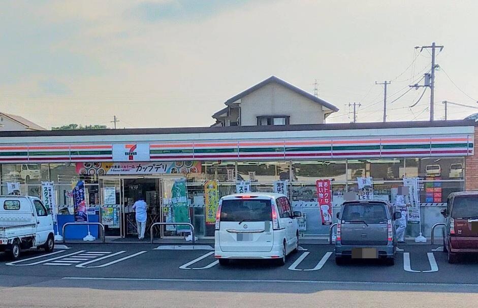 セブンイレブン新居浜上原１丁目店(コンビニ)まで350m パナハイツカワサキ