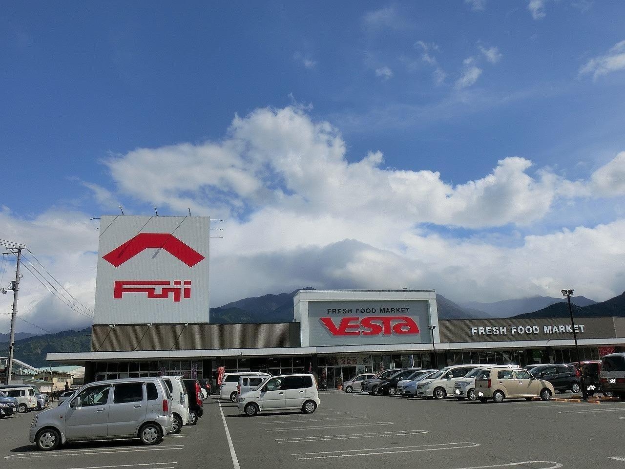 フジ新浜駅前店(スーパー)まで90m フォンターレ