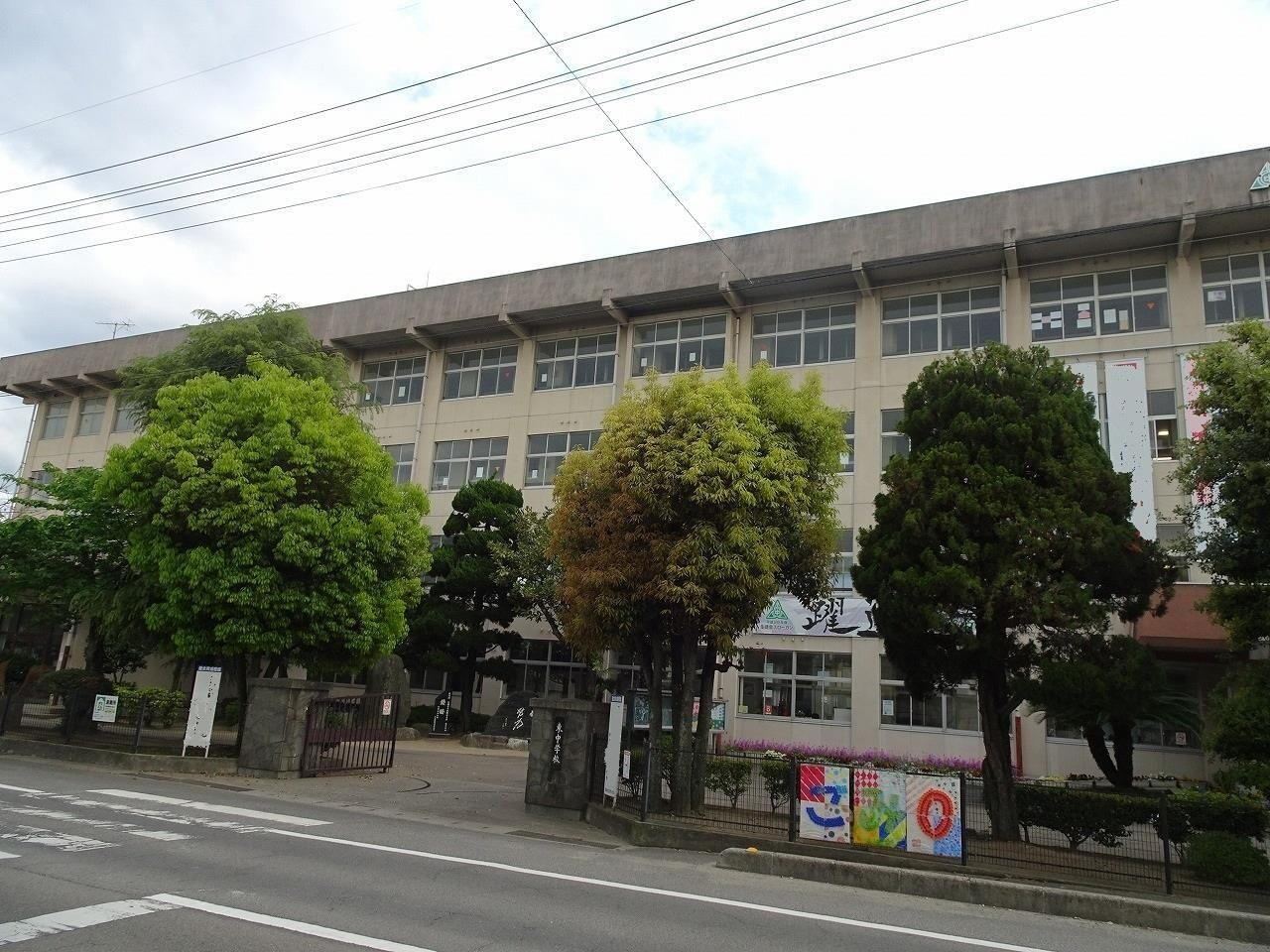 東中学校(中学校/中等教育学校)まで431m Bellevie　TAKATSU　A