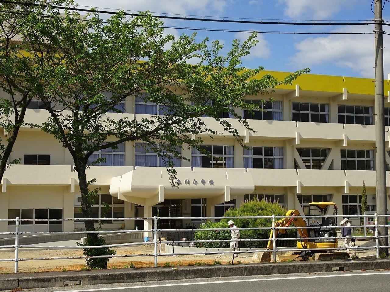 新居浜市立泉川小学校(小学校)まで1535m カサベルデ