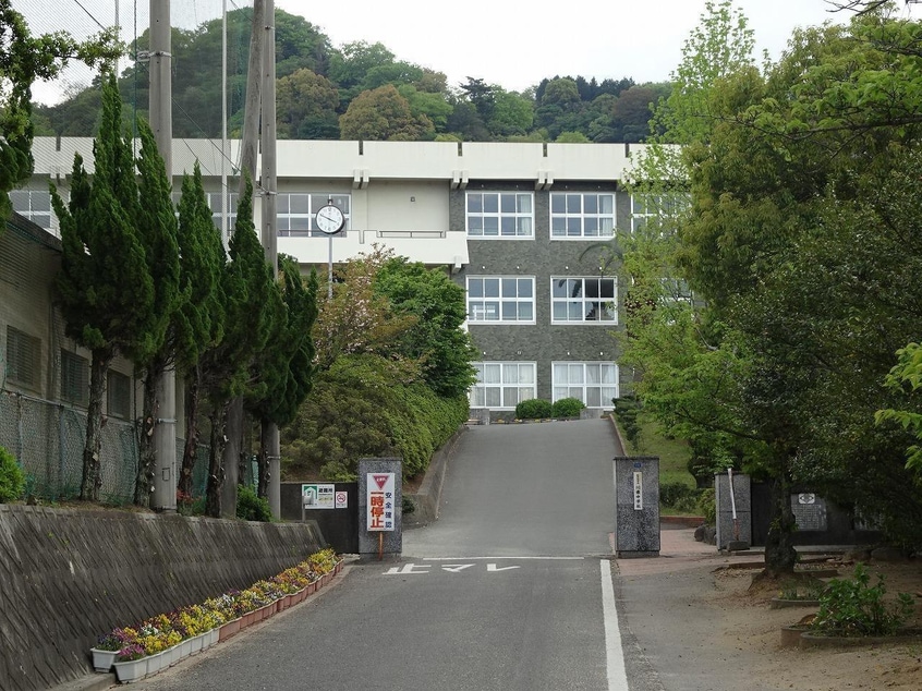 新居浜市立川東中学校(中学校/中等教育学校)まで1800m Crecia　Town