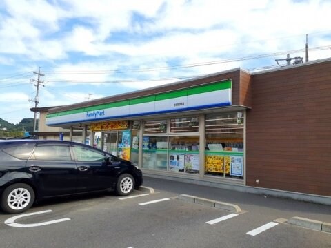 ファミリーマート 笠岡富岡店(コンビニ)まで655m ビレッジハウス富岡第二2号棟