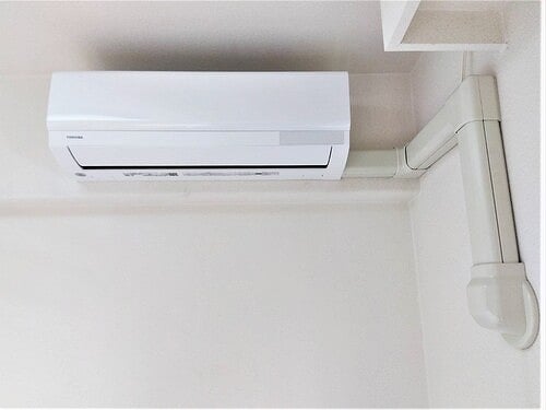 リビング・ダイニングのエアコン　※2023年3月撮影 サーパスシティ天満町三番館