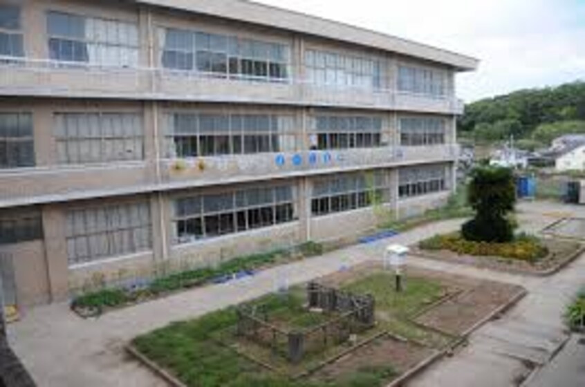 尾道市立向島中央小学校(小学校)まで294m キャッスル向島