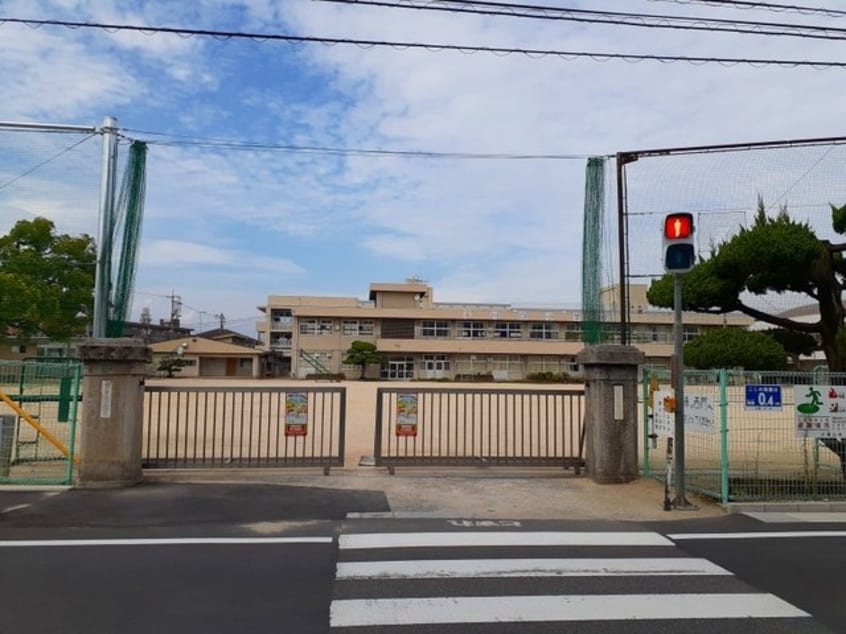 川口小学校まで700m シティハイツ下河内Ｂ