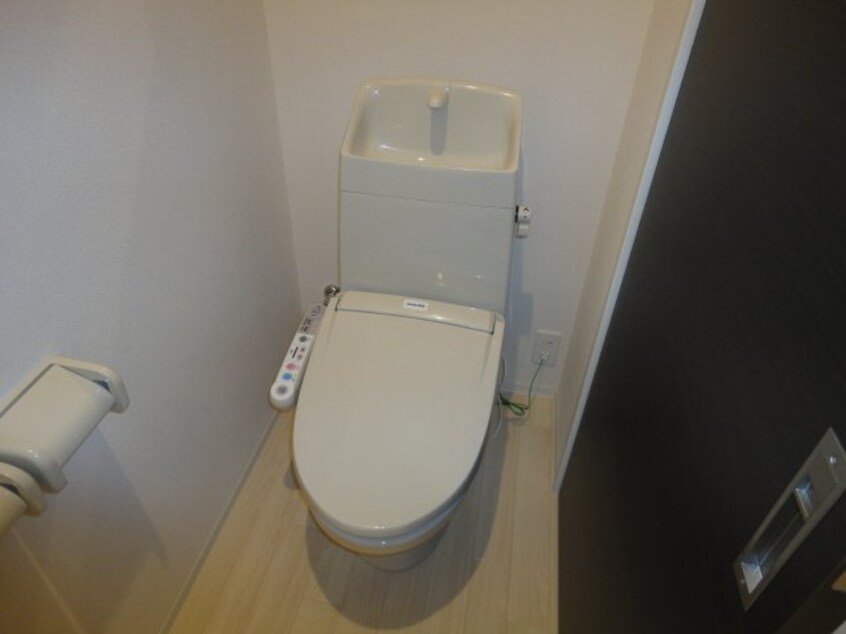 シャワー付トイレ 山陽本線（中国）/東福山駅 徒歩64分 2階 築9年