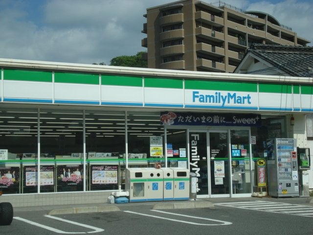 ファミリーマート福山今津町店（コンビニ）まで1,550ｍ グランディール　Ａ