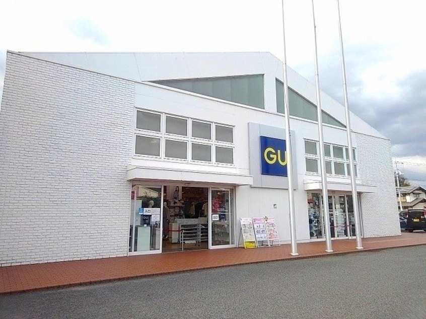 ジーユー東尾道店まで700m 高西町南アパート