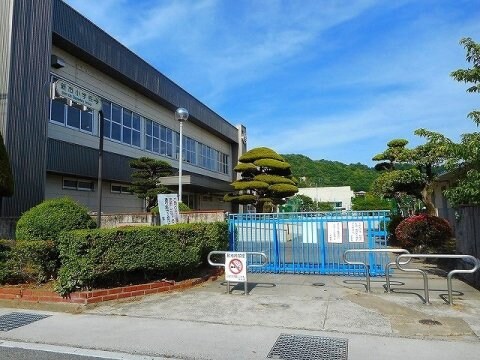福山市立新市小学校(小学校)まで483m リバーサイド神谷川
