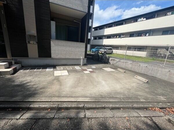 駐車場があるので、車を買う予定の方も安心です カーサヴェルデ