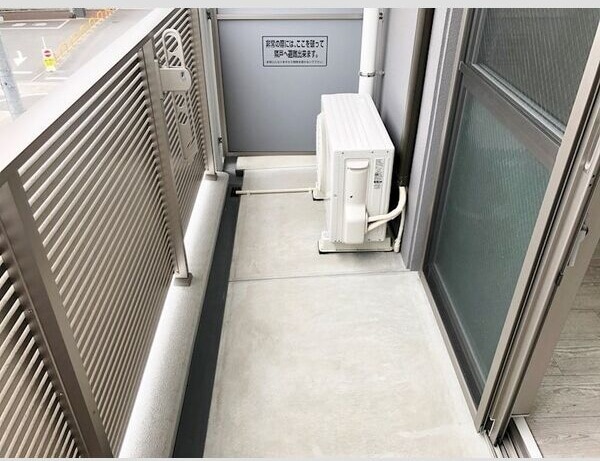 暖かな日差しのふりそそぐバルコニー メイボートレス