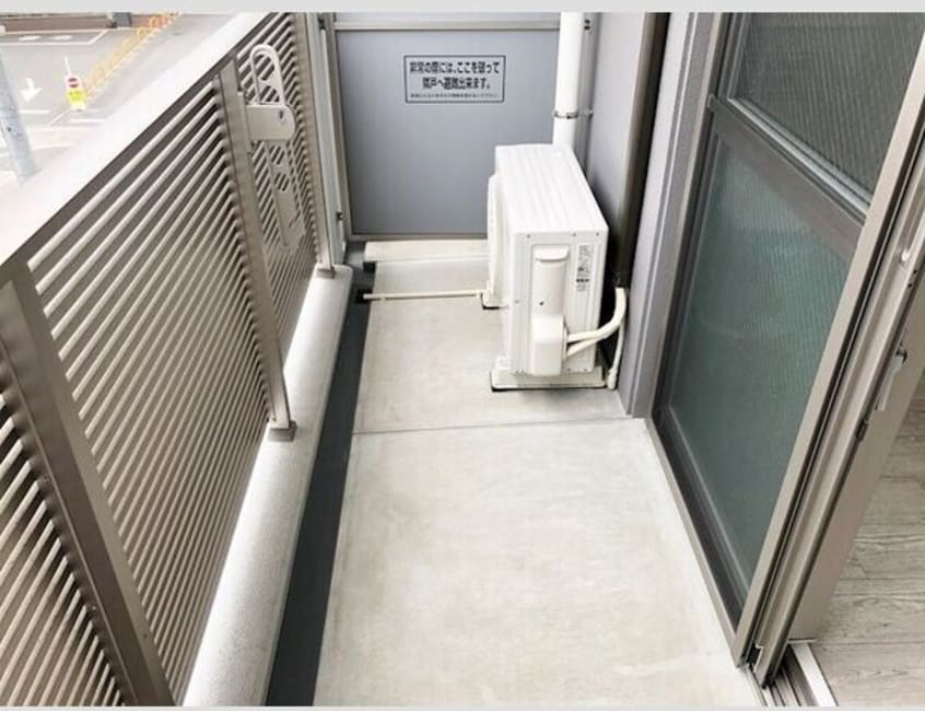 暖かな日差しのふりそそぐバルコニー メイボートレス