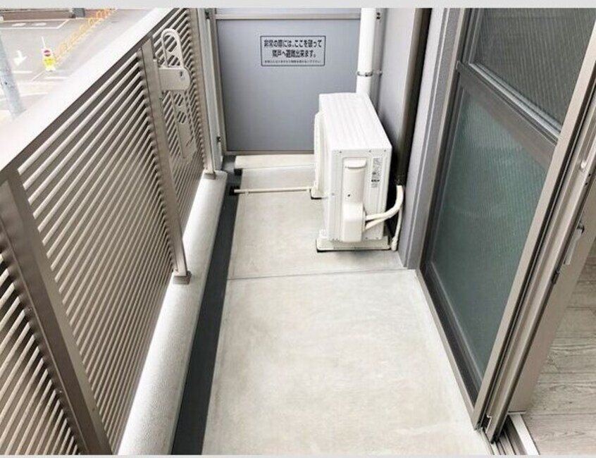 暖かな日差しのふりそそぐバルコニー メイボートレス