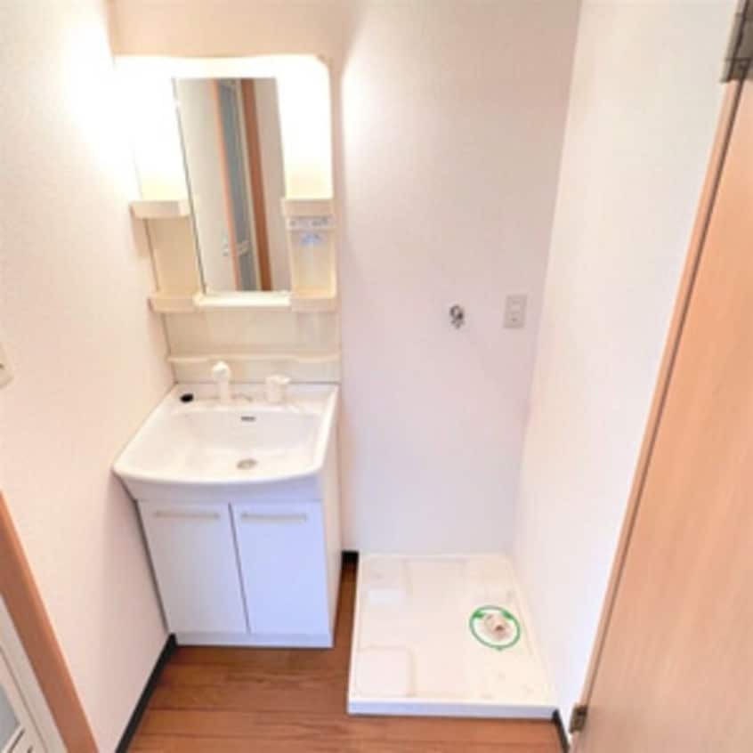 独立洗面台、小物を置くことができて便利です ヨイマンション
