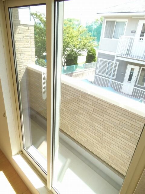 バルコニーからの眺めを楽しみながら食事をしませんか エスペランサ助光Ⅱ