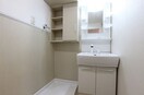 独立洗面台、小物を置くことができて便利です 伊藤ハイツ