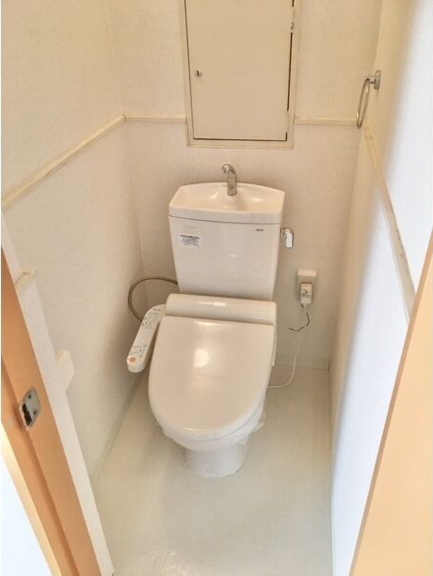 ゆったりとした空間のトイレです Court八家