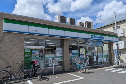 ファミリーマート 二女子店(コンビニ)まで1406m REGALEST山王