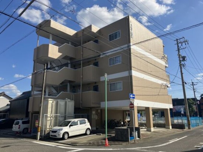 落ち着いた雰囲気の外観です シェモア明正