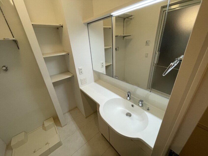 明るい洗面所です Ｅｌｖｉｔａ