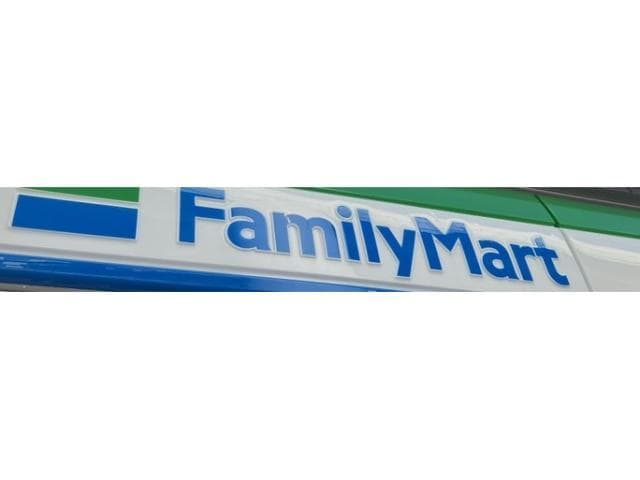 ファミリーマート港陽一丁目店(コンビニ)まで413m リーフィー