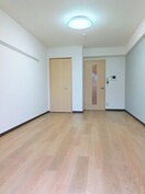 こちらのリビングで趣味の時間をお楽しみください リバージュA