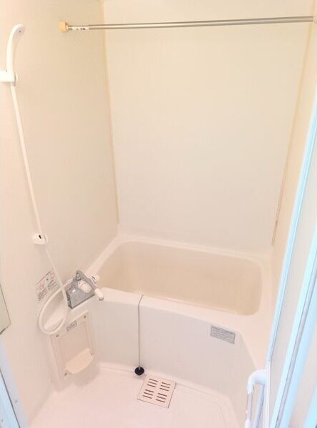 落ち着いた空間のお風呂です リバージュA