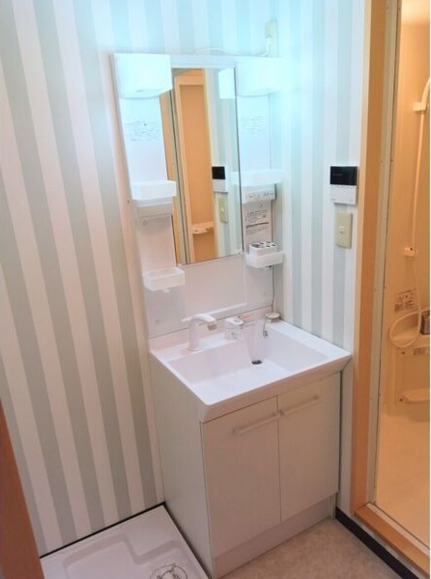 明るい洗面所です リバージュA