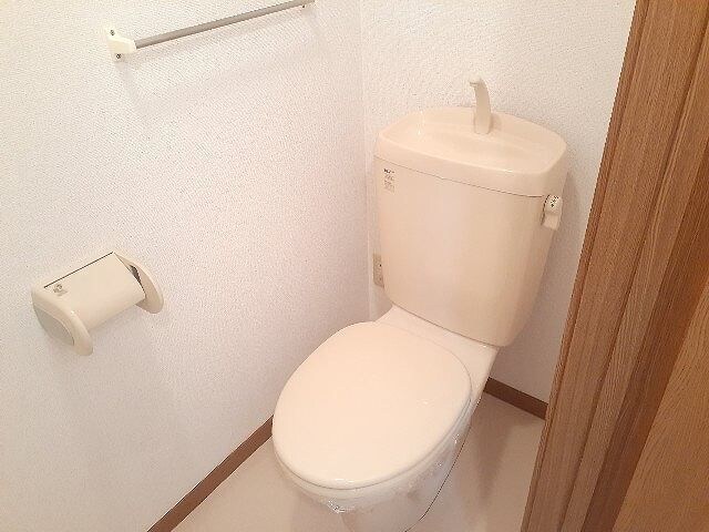 落ち着いた色調のトイレです Ｉ・Ｆｉｅｌｄ　Ａ