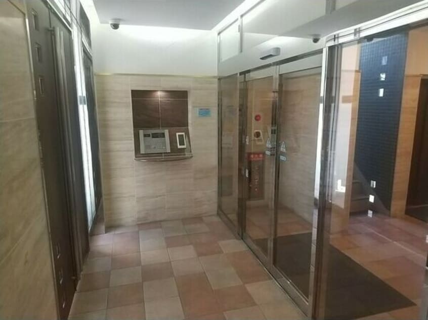 毎日通るエントランスはこのようになっています ミクニハイツ