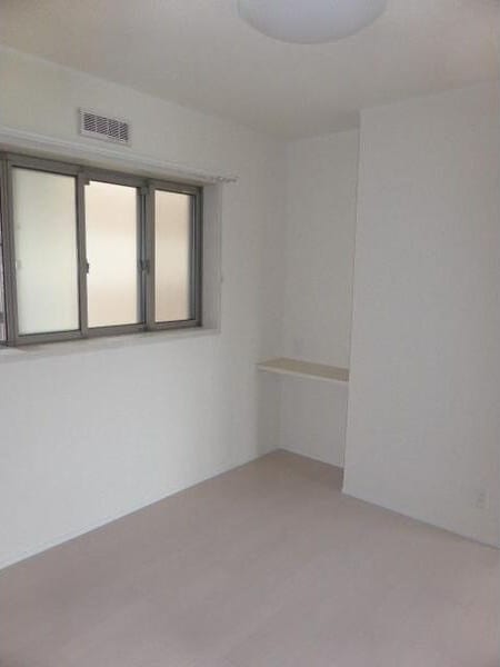 落ち着いた色調の寝室です エルメゾン元中野