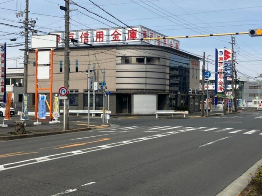 瀬戸信用金庫港支店まで224m ヴァンオンズ