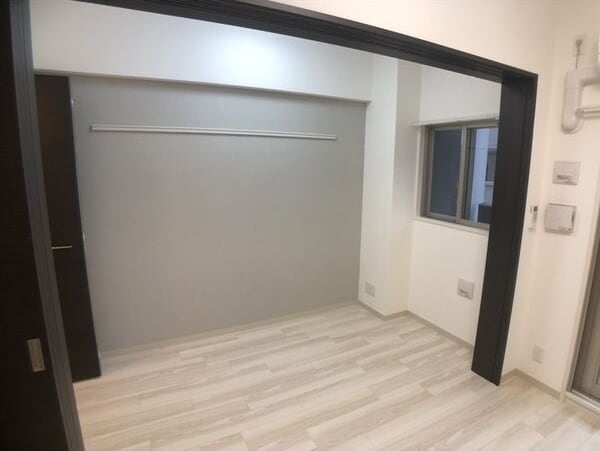 落ち着いた色調の寝室です エステムコート名古屋サウスネクスト