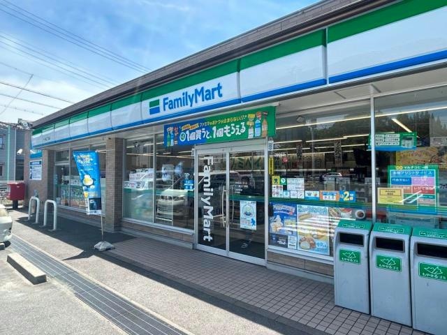 ファミリーマート十一屋三丁目店(コンビニ)まで604m サニープレイス十一屋　Ｃ棟