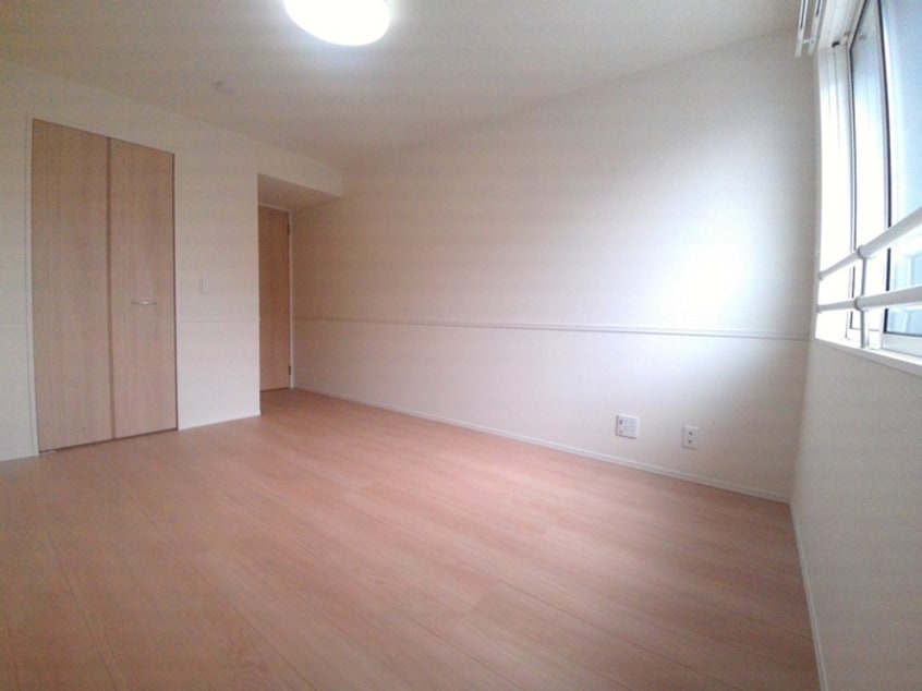 コンパクトで使いやすい洋室です リヴェール的場