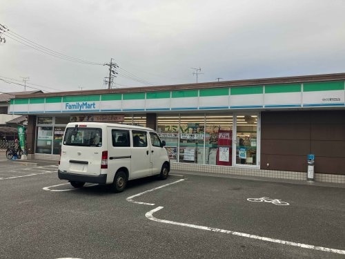 ファミリーマート中川野田店(コンビニ)まで775m タウンコート高畑