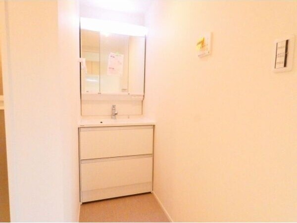 明るい洗面所です リーガル東海通