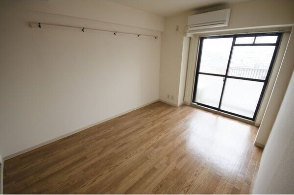 落ち着いた色調の洋室です アビタシオン十番